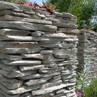 Havemur af Sandstone brudfliser